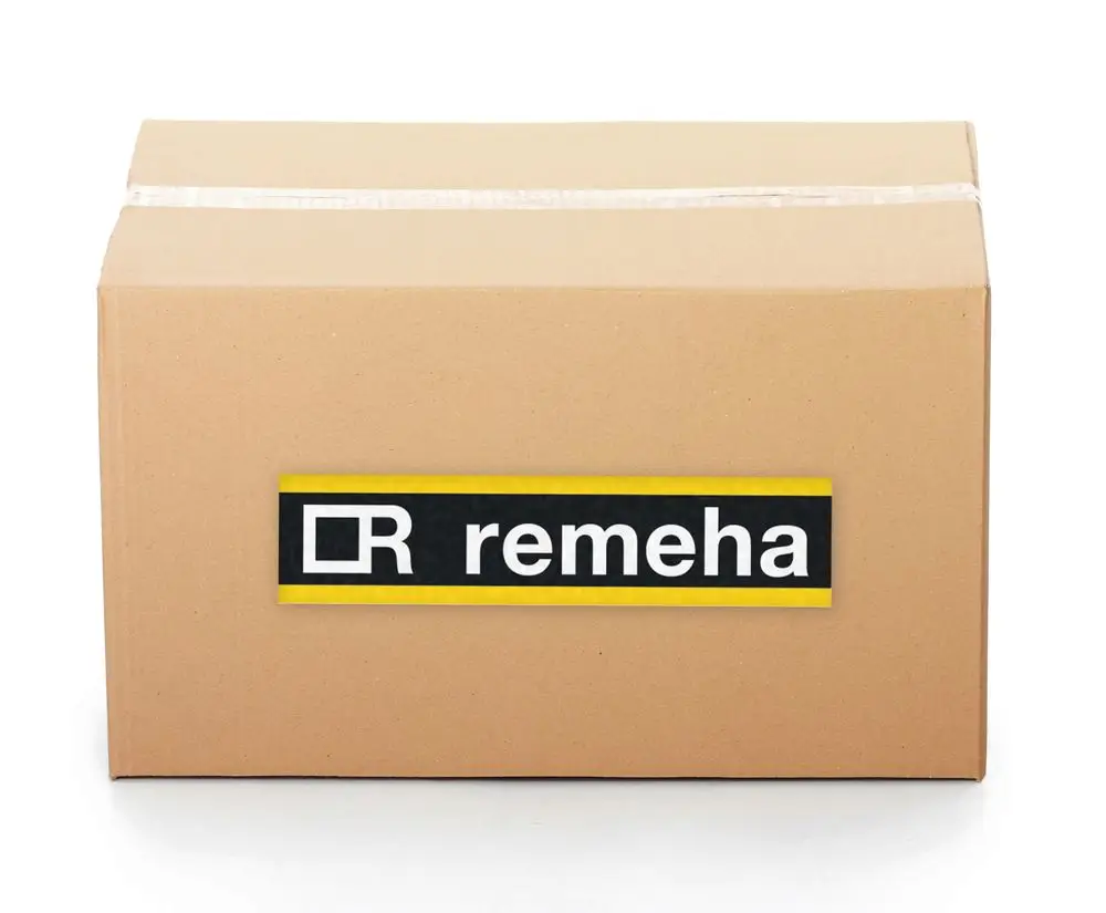 Brauner Paketkarton mit einem Aufkleber, der das Remeha-Logo sowie den Text "remeha" zeigt. Der Karton ist unbeschriftet und auf einer hellen Oberfläche platziert.